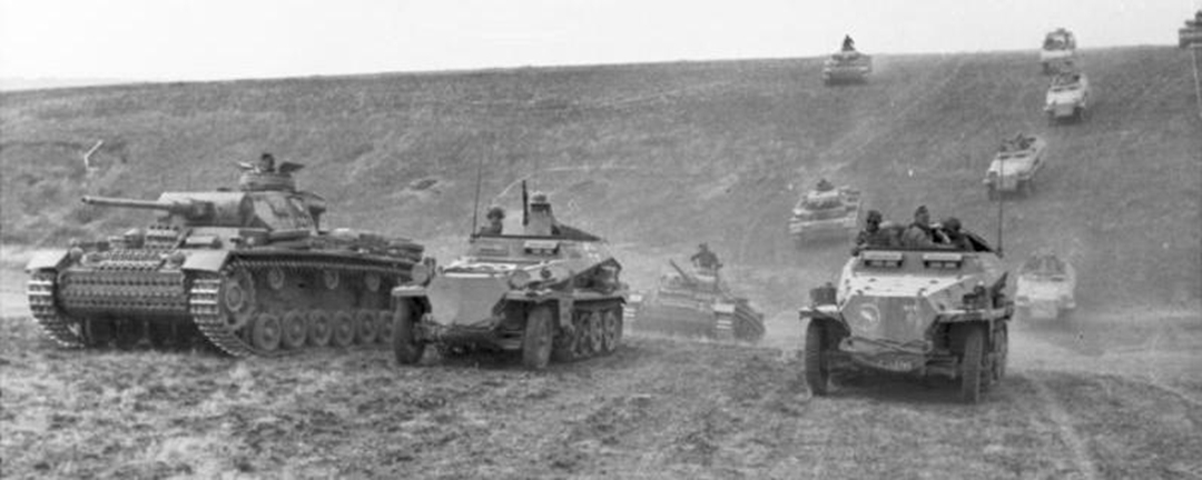 面对德军装甲集群的猛攻，苏军使出浑身解数，卢加防线保卫战