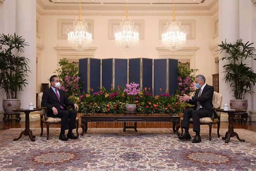 新加坡总理会见王毅外长 李显龙：新方珍视新中关系成就