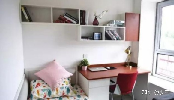 国内校园偶像剧的豪华宿舍，导演编剧没上过大学吗？