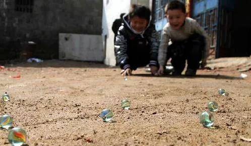 回不去的童年：那些无忧无虑的日子，如今只能在回忆里重逢