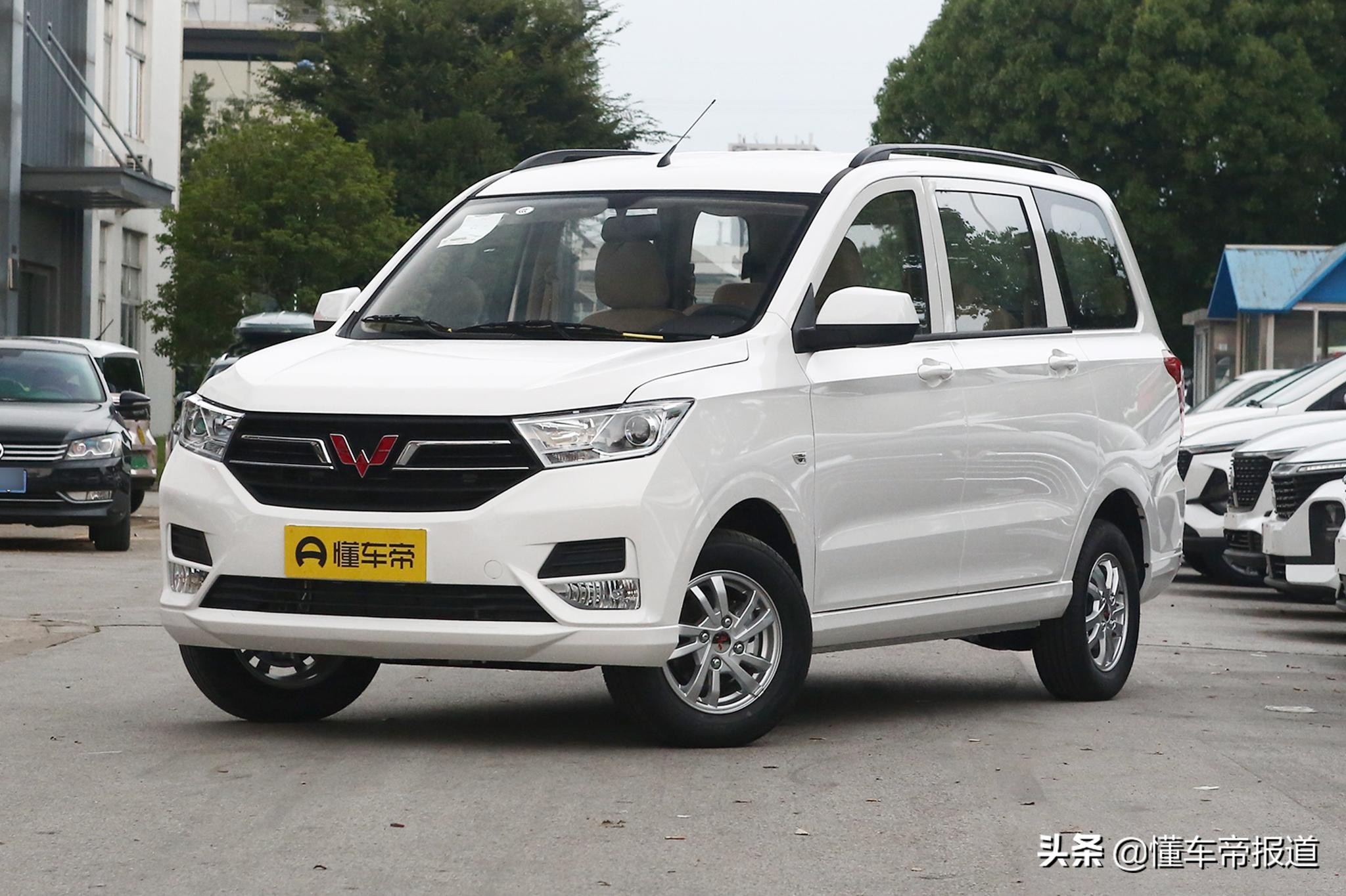 新车 </p><p>　　 神车来了！新款五菱宏光S售5.465万元起，标配遥控钥匙