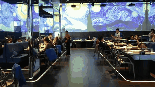 海底捞画风突变：满场撩妹机器人，配人造星空堪称年度最佳打卡地