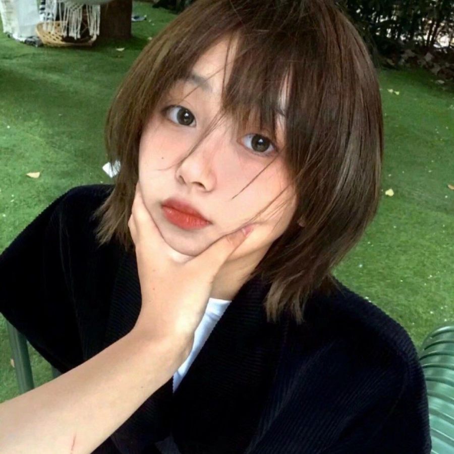 女生头像:想谈恋爱,谁提分手头发就掉光的那种.