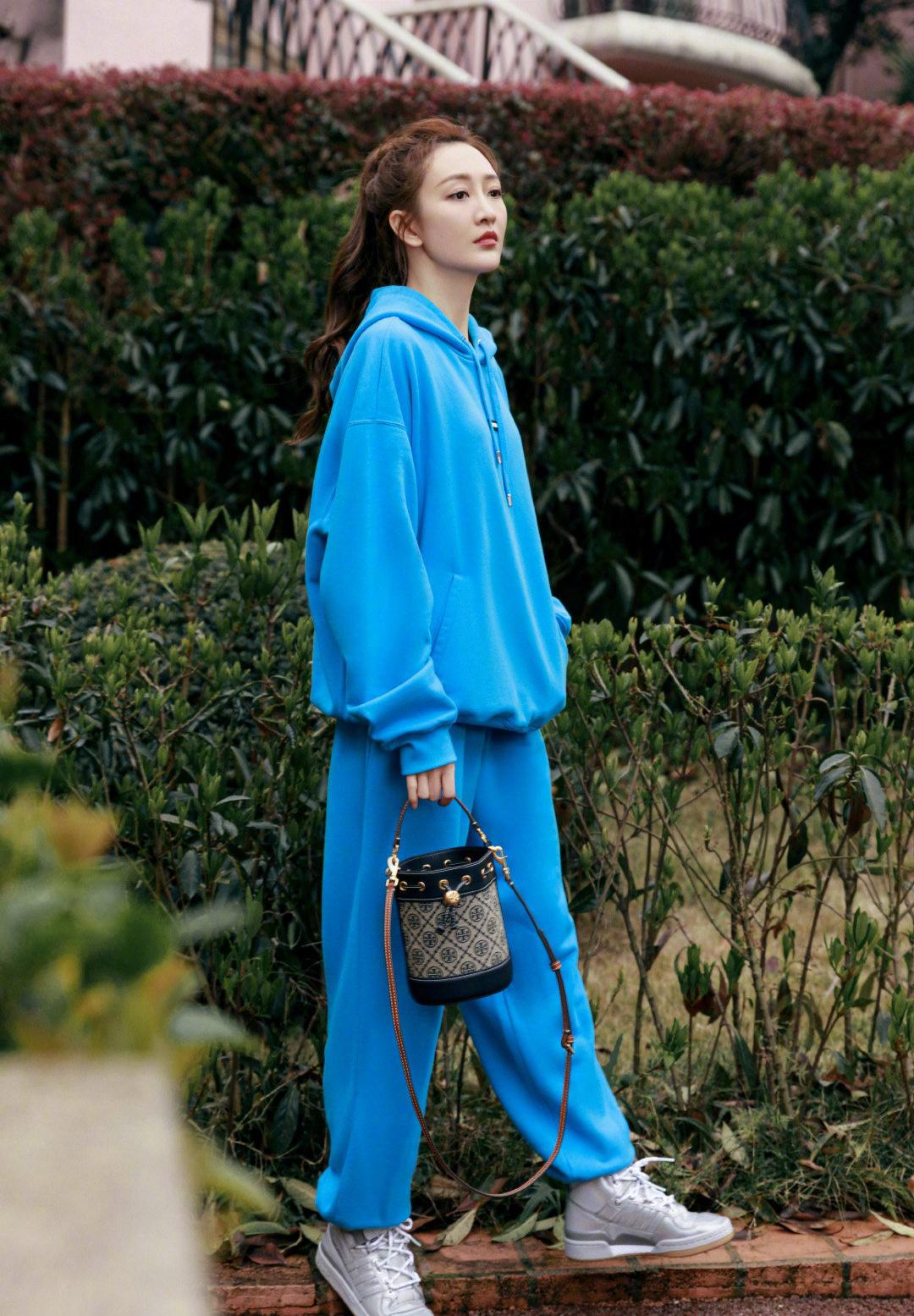 王鸥染棕色头发真显白,搭配蓝色休闲运动装,清爽时尚又减龄