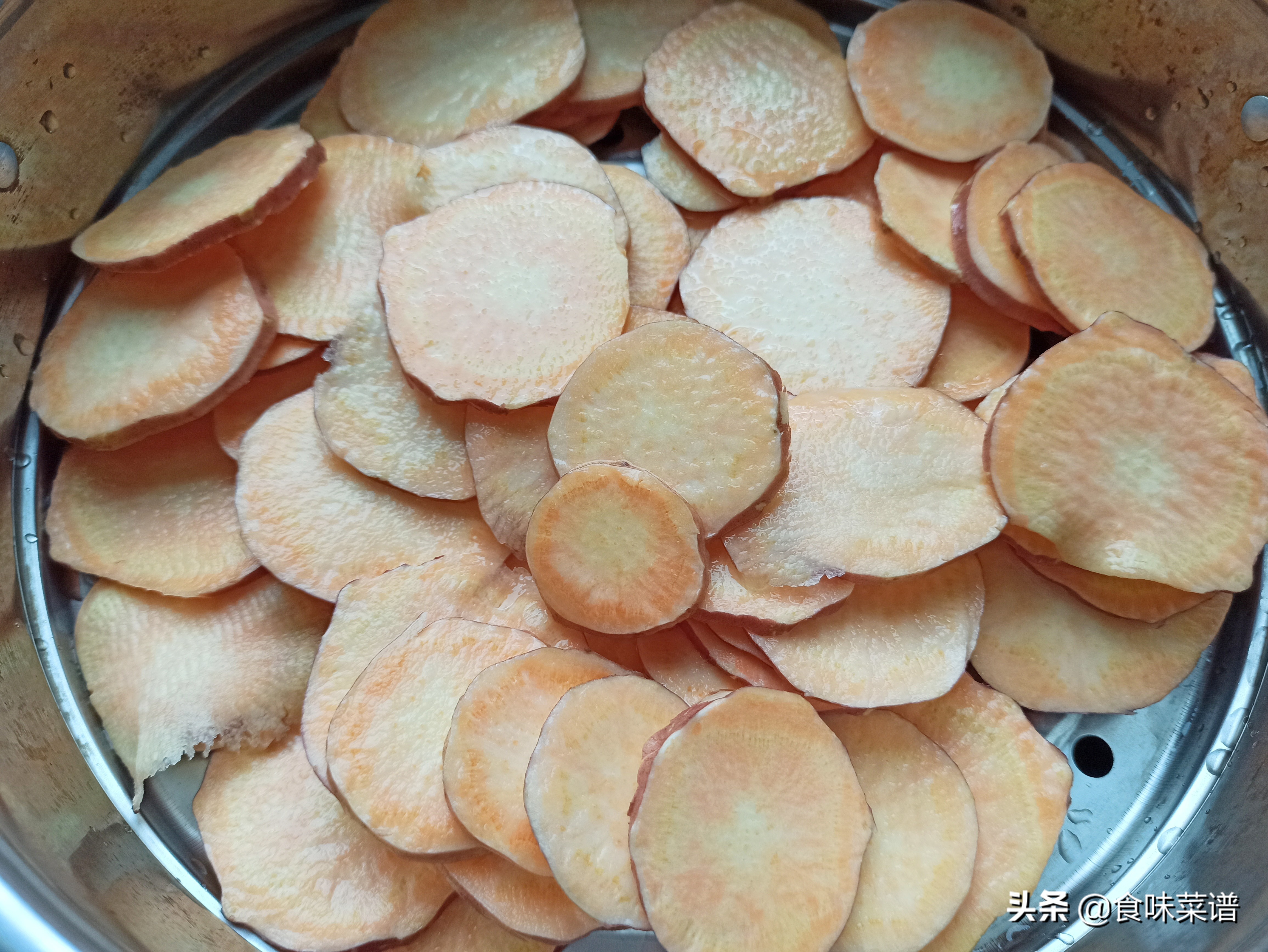 炸薯片的家常做法，3个红薯1把孜然，酥脆可口，做一大盆不够吃