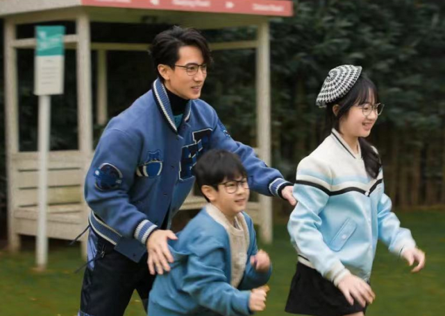 吴尊携儿女拍写真，NeiNei打扮淑女，Max长胖更像爸爸