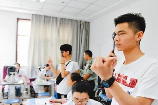 高考体检不合格，很多专业不能报考，2021考生填报志愿时需注意