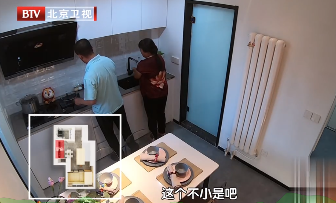 北漂夫妻蜗居38平，为照顾孩子让公婆睡客厅，每晚11点后回家