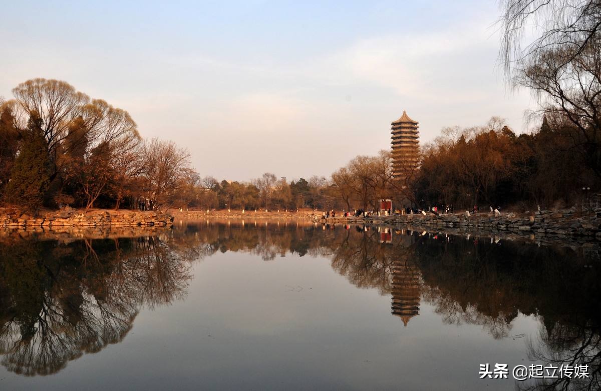 清华二校门、武大的樱花，大学里标志性风景，你认为哪个最好看？