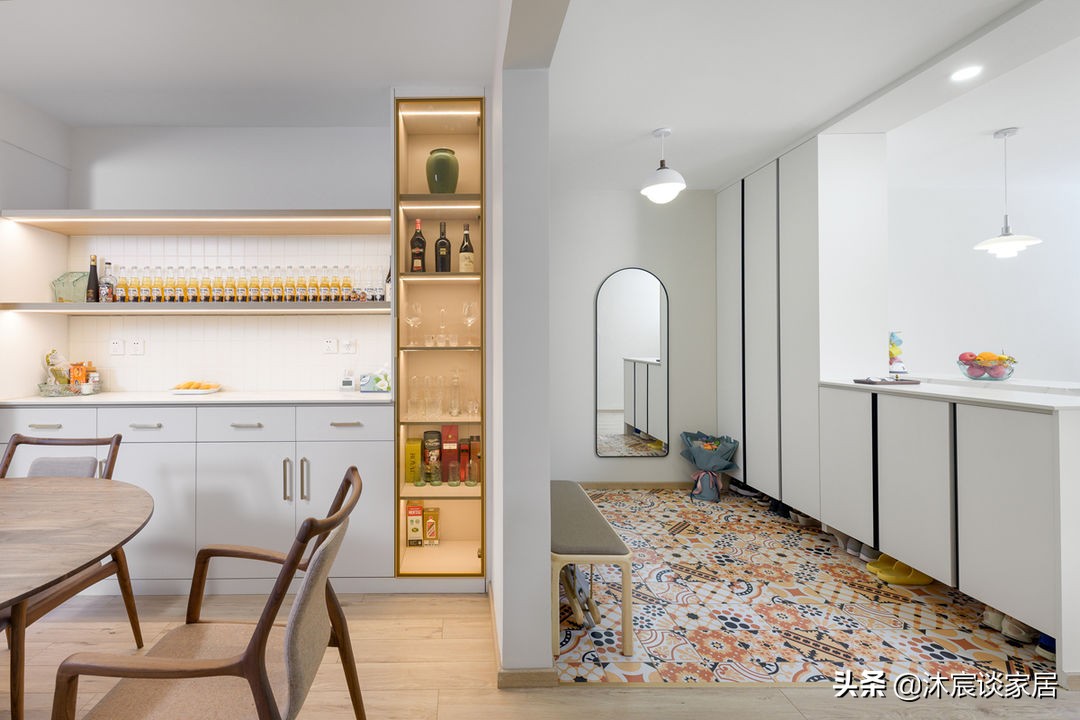 她家不做吊顶也不做背景，不断给空间“减负”，真是越简单越好看