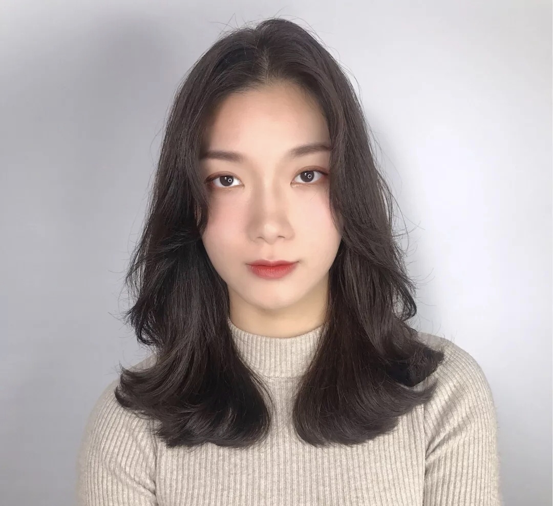 新年发色推荐,亚麻色,黑茶色,蜜茶色,显白还能提升气质