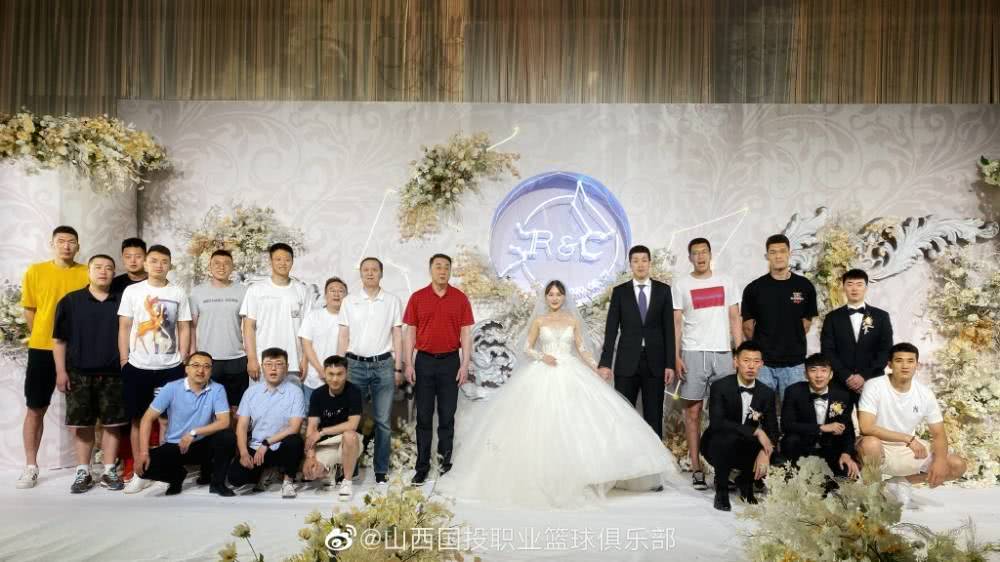 cba任俊飞现在哪个队效力(任骏威今日大婚 恩师王非证婚 任骏飞在广东备战无缘哥哥婚礼)