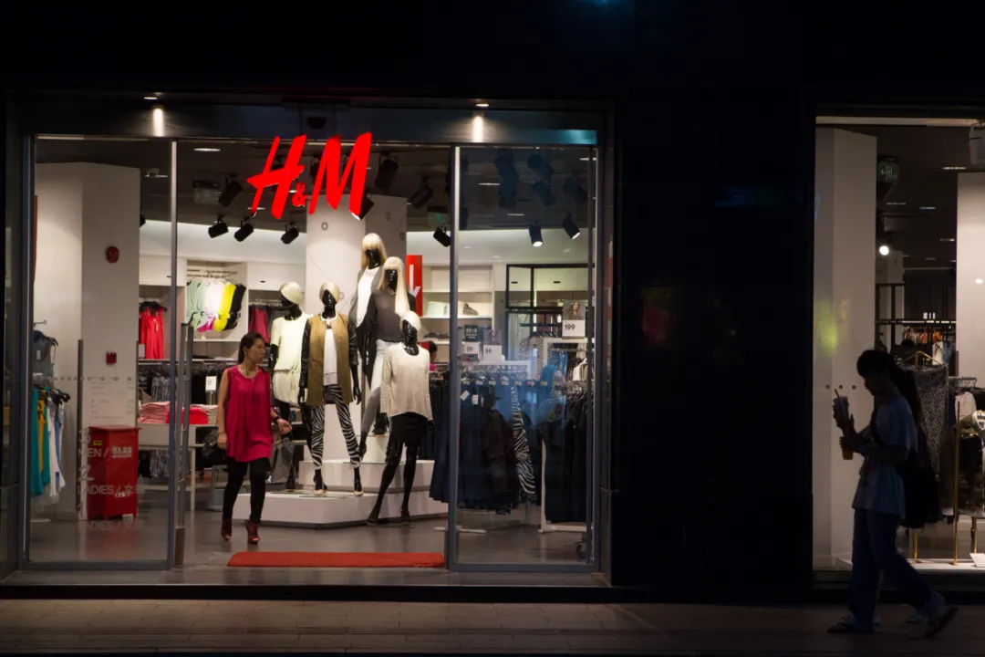 被官媒痛骂,一夜凉透!在中国年赚74亿的H&M,为何非要作死