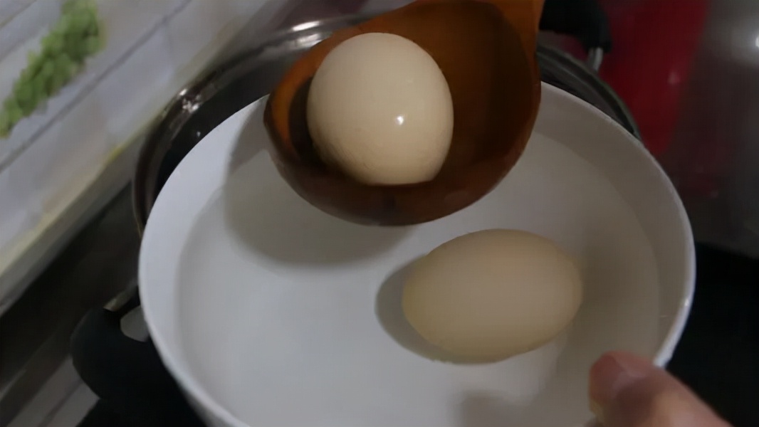 晨起后常吃一颗水煮鸡蛋，坚持一个月后，这3种好处会自动上门