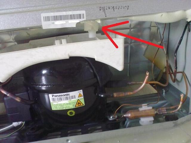 别看这塑料棒子小,就随便丢,到时冰箱排水孔堵塞,有你头疼的