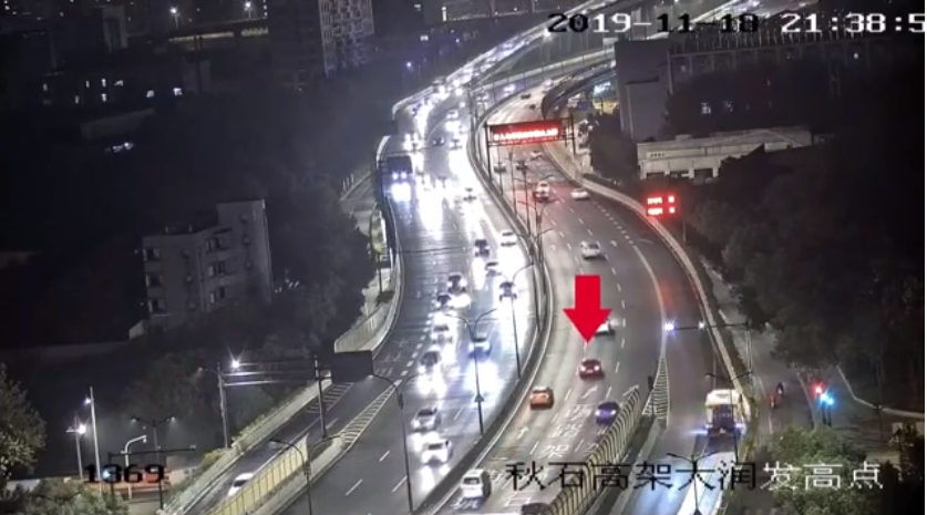 一辆野马、两辆法拉利深夜飙车 时速最高116公里 三个95后太狂了