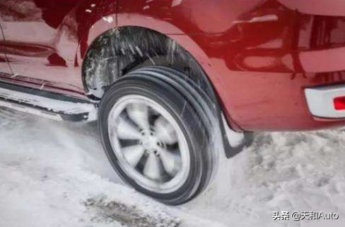 汽车百科知识：冰面雪地驾车如何防滑·新手司机建议阅读