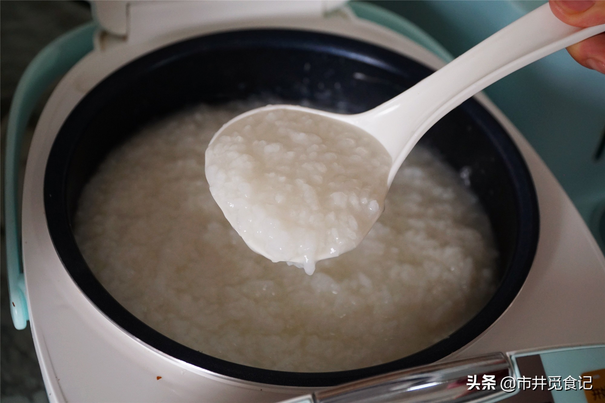 皮蛋瘦肉粥，早餐店用了十几年的老做法，早学早会，不腥香的很