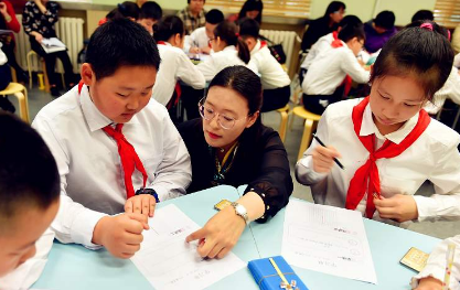 小学生数学题难倒家长，公交车往哪边开？车体完全对称该咋判断？