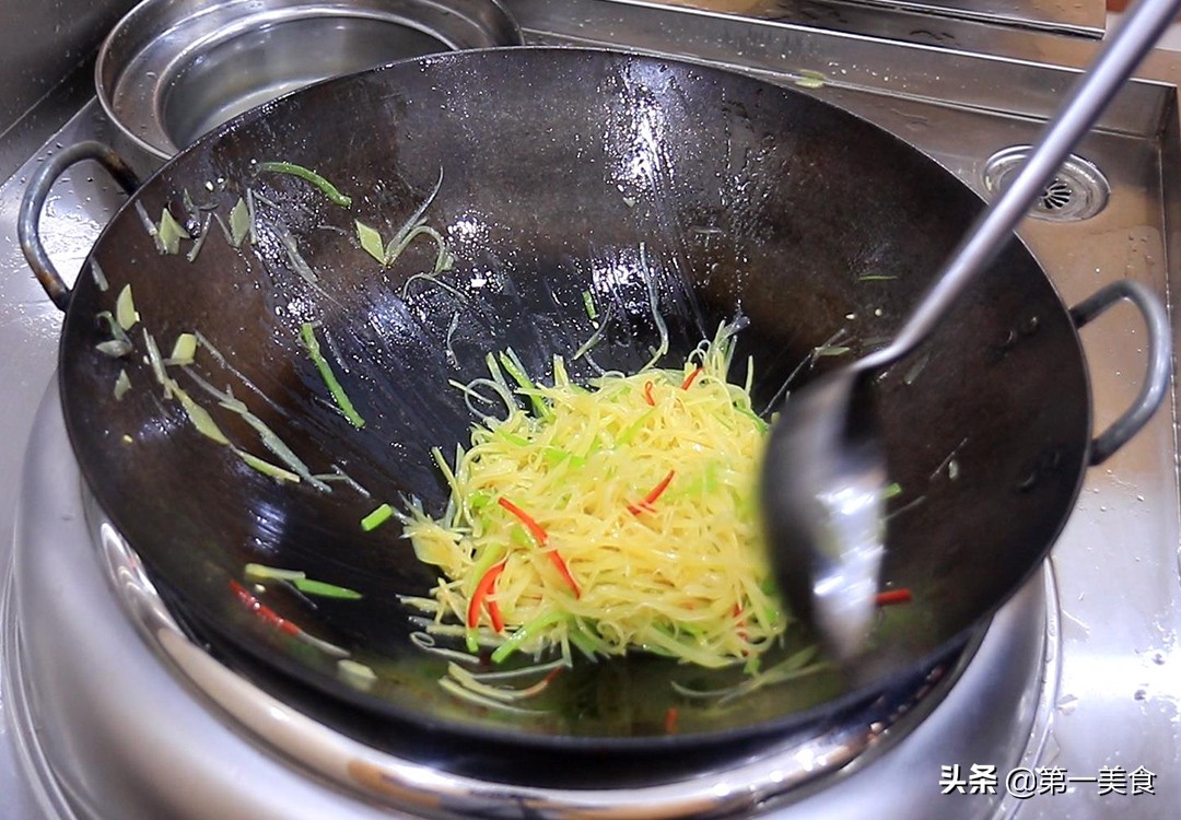 青椒土豆絲的做法,青椒土豆絲的做法步驟