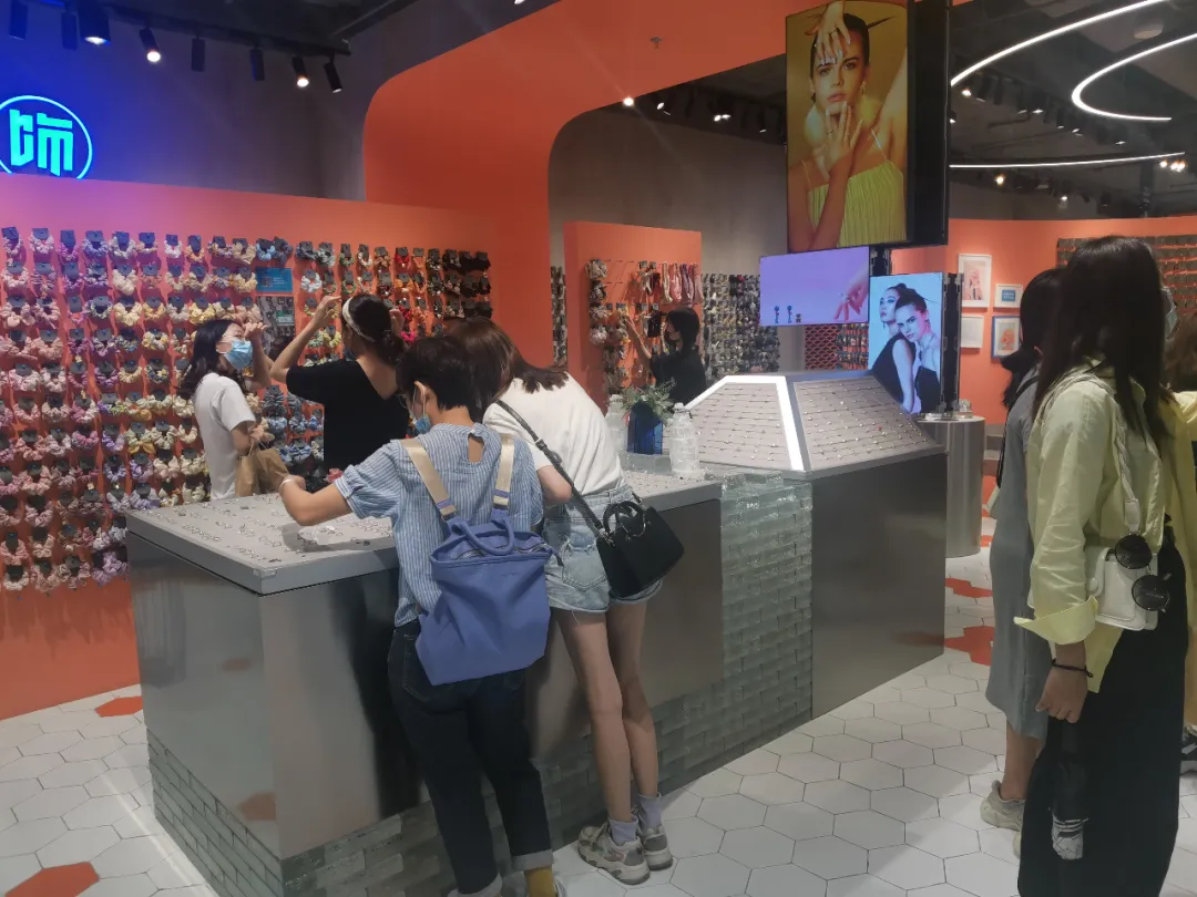 这些饰品集合店好火！有明星同款、INS爆款，瞄准Z世代