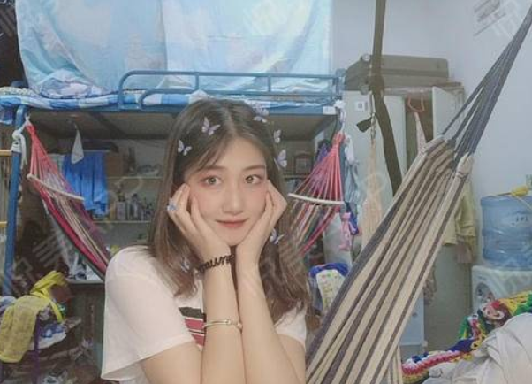 当代大学生在校现状，男同学扎堆在寝室打游戏，也不联系女生