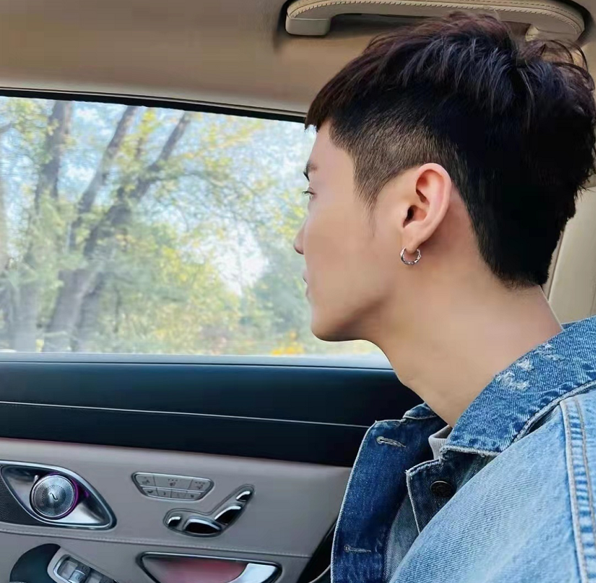 鹿晗晒车内短发自拍,换了个发型像换了个人,少年感扑面而来