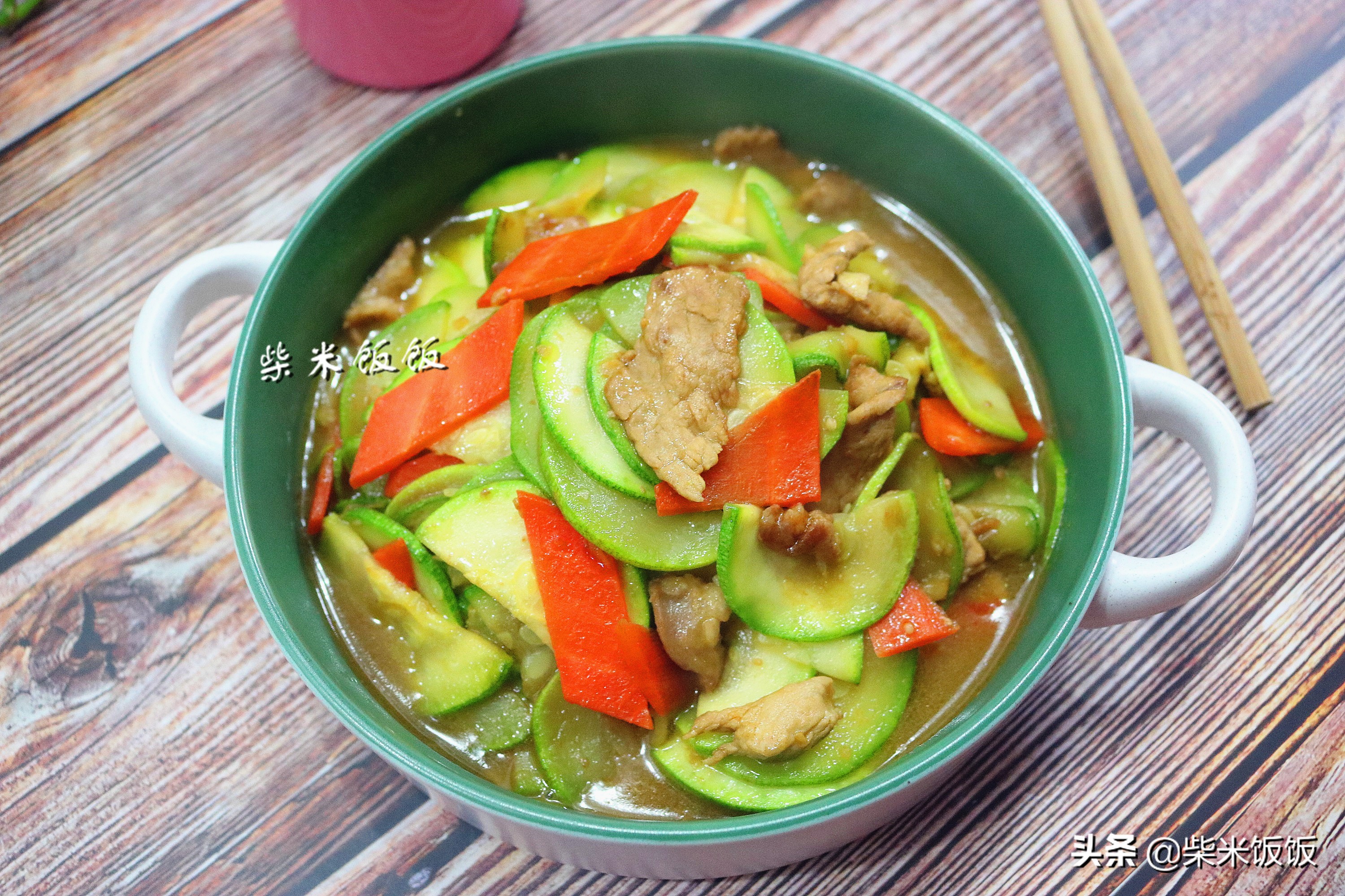天越冷，我家越爱吃这菜，炒一炒，鲜嫩又多汁，总也吃不厌