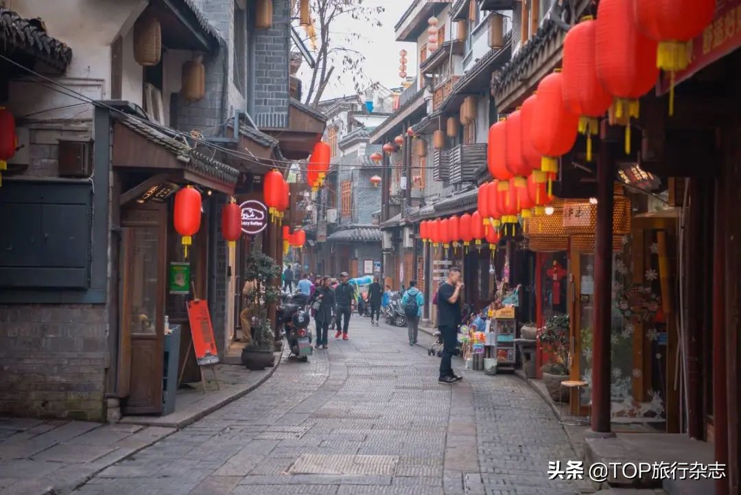 最近，一对湖北大学生情侣在立秋之际，来长沙做最浪漫的事，最后热到中暑…原来…