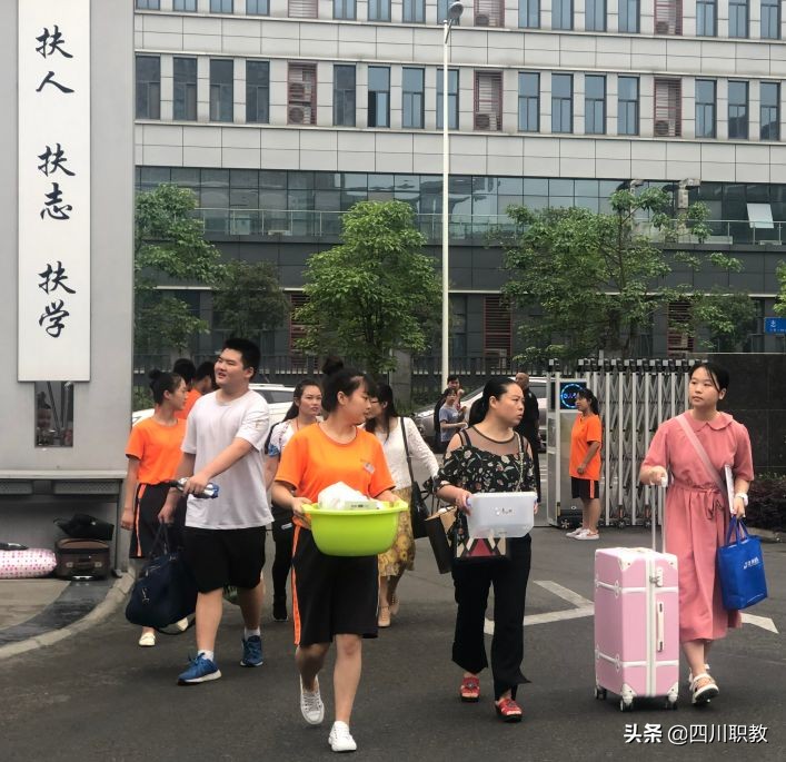 四川省志翔职业技术学校2019级新生第一批次报到工作顺利完成