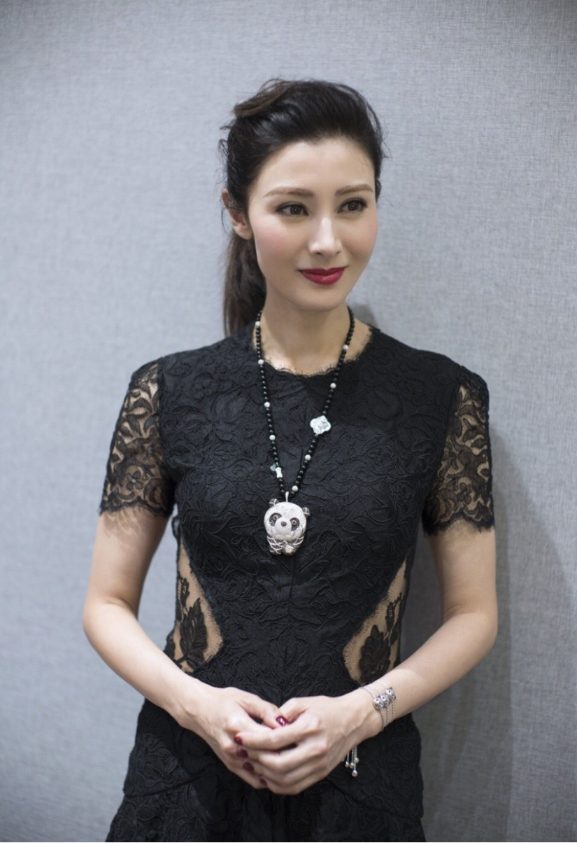 李嘉欣逆生长,黑色蕾丝连衣裙优雅大气,贵妇气质超迷人