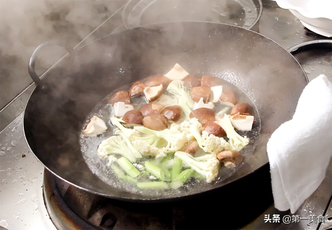 麻辣香锅怎么做才好吃，原来这么简单，学会这个技巧，色泽鲜艳