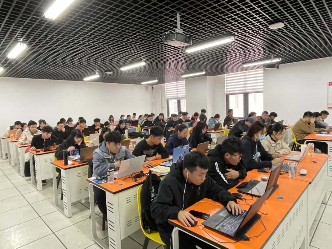 河南师范大学联合八六三软件成功开启软件学院2019级实训教学