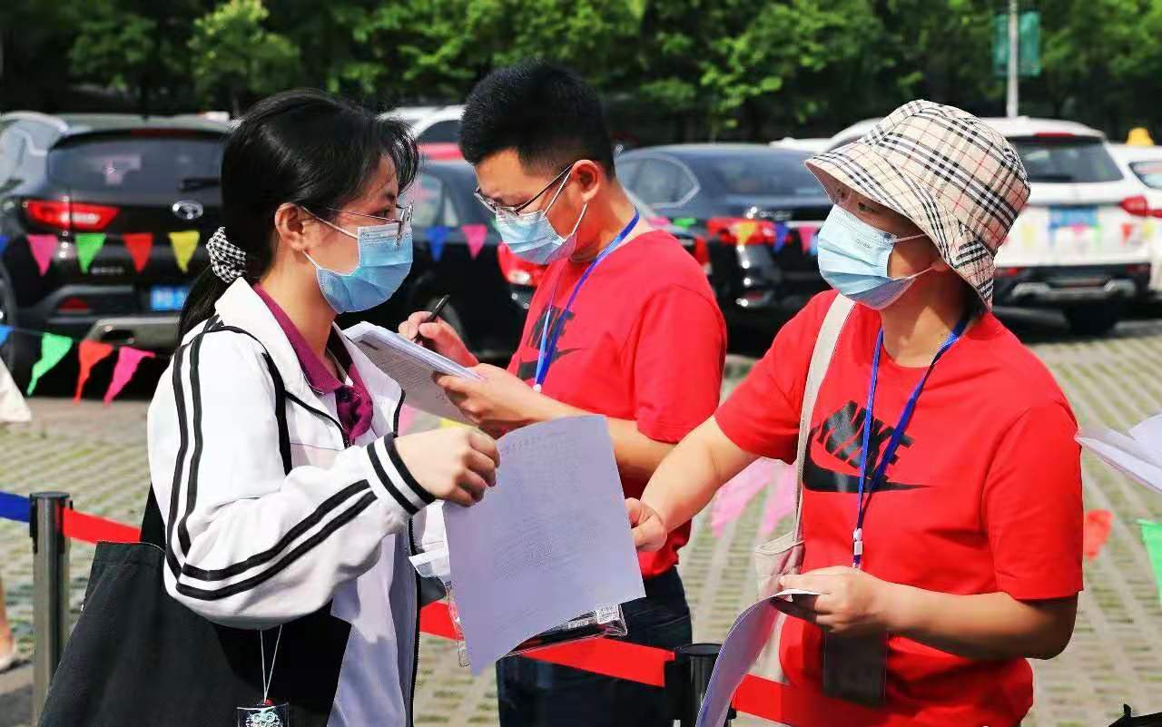 北京考生提前30分钟交卷，还口出狂言，引发网友吐槽