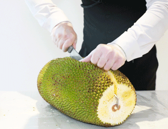 即使龙舟水滚滚，吸一口冰镇椰青水=海边度假
