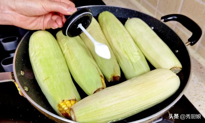 冷水下锅的玉米煮多久(煮玉米，用清水是“外行”，多加2味，玉米个个软糯香甜，真实用)