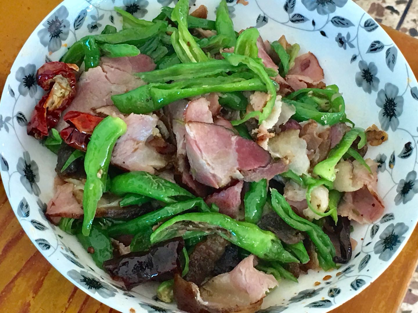 烟熏肉炒制技巧：如何做出香嫩可口的烟熏肉炒菜