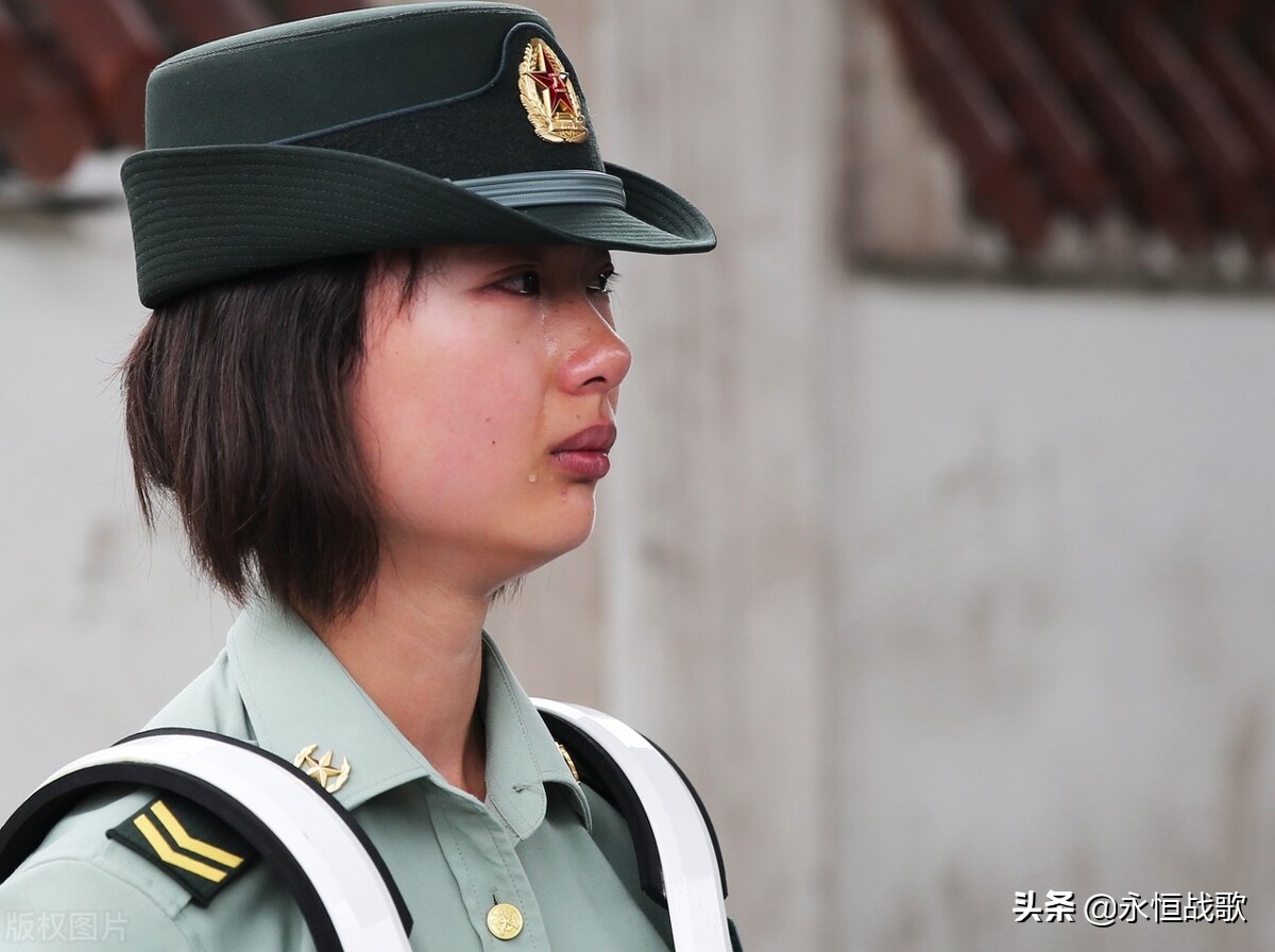 女大学生当兵，将来留队好还是退役复学好？建议从三个方面考虑