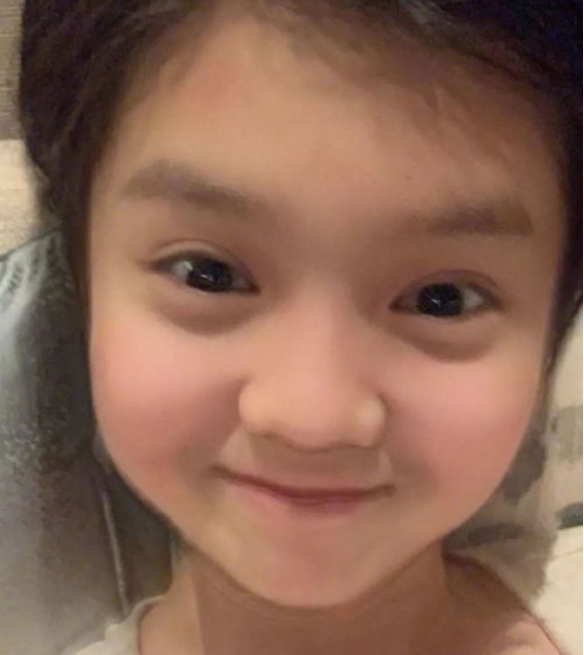 继耳洞,染发后,黄多多"丝袜照"再惹争议,网友:上帝视角