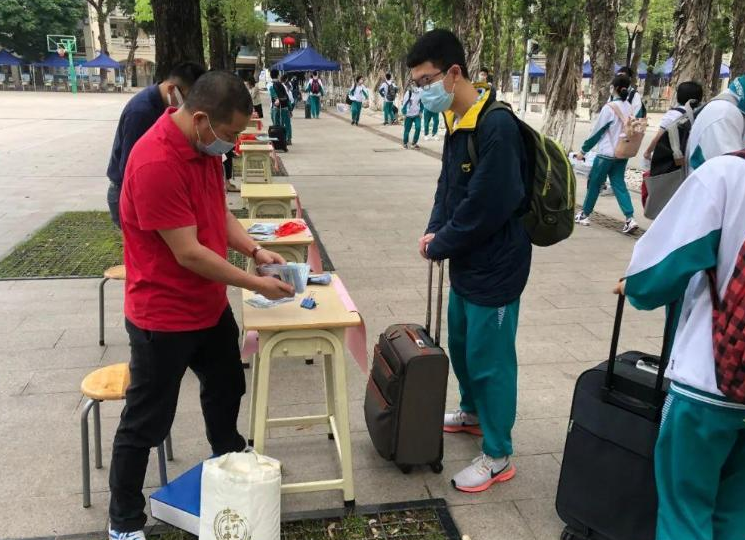 “住校”和“走读”的差距有多大？中考成绩公布后，家长含泪总结