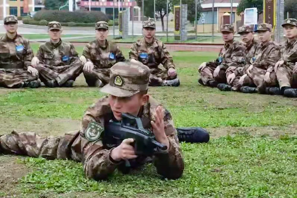 “老槐树”下这位狙击教头火了，颜值与实力同在！