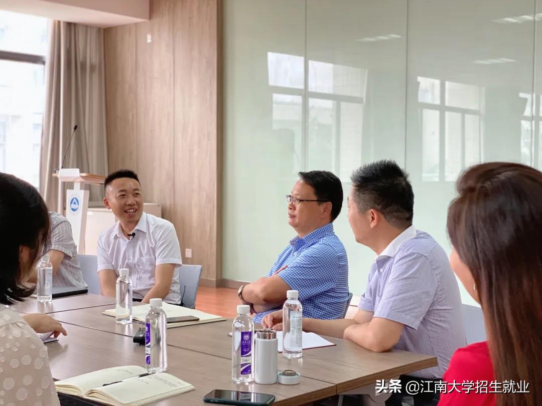 从湖南到江苏，他是家里第一个大学生，喜欢自己找自己麻烦，对标世界级企业！