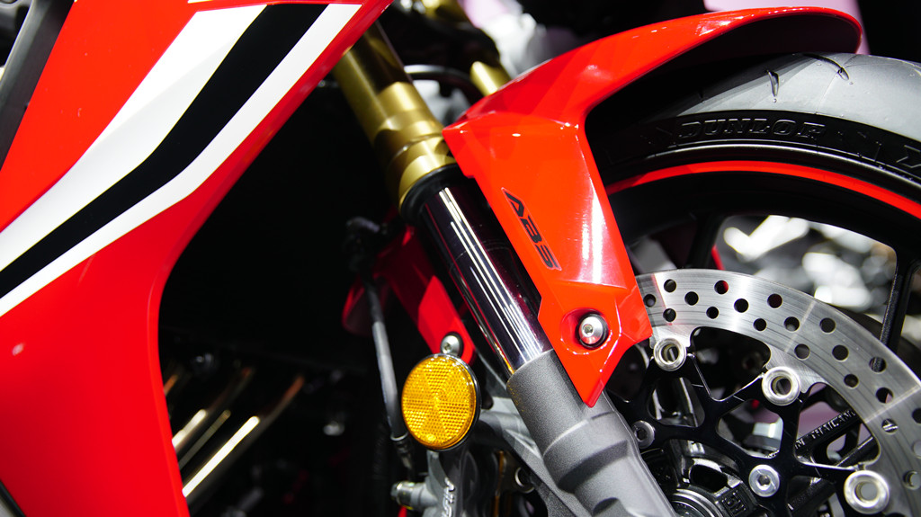 多了一个“R”贵4000块，本田CBR650R值不值