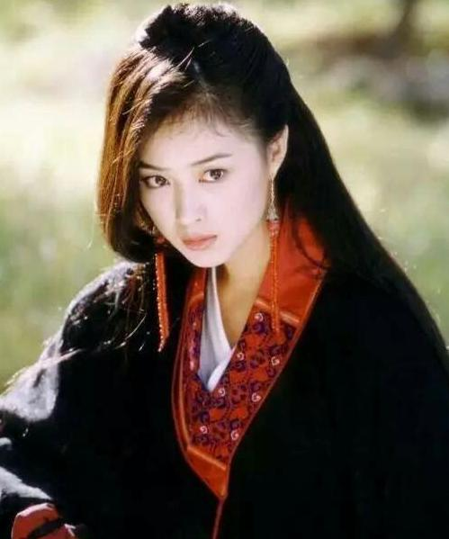 被韩红说二、情商负数的蒋欣37岁了，没考上大学的她为何能走红？