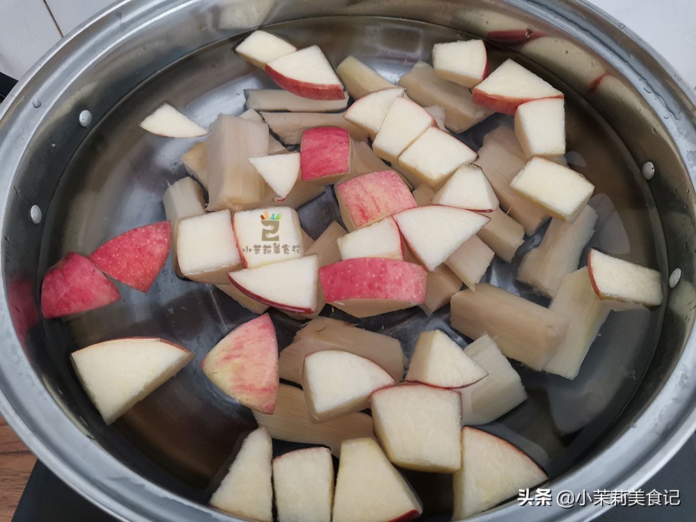 它是“补血果”，铁含量高，与苹果绝配，女性春季要常喝，好处多
