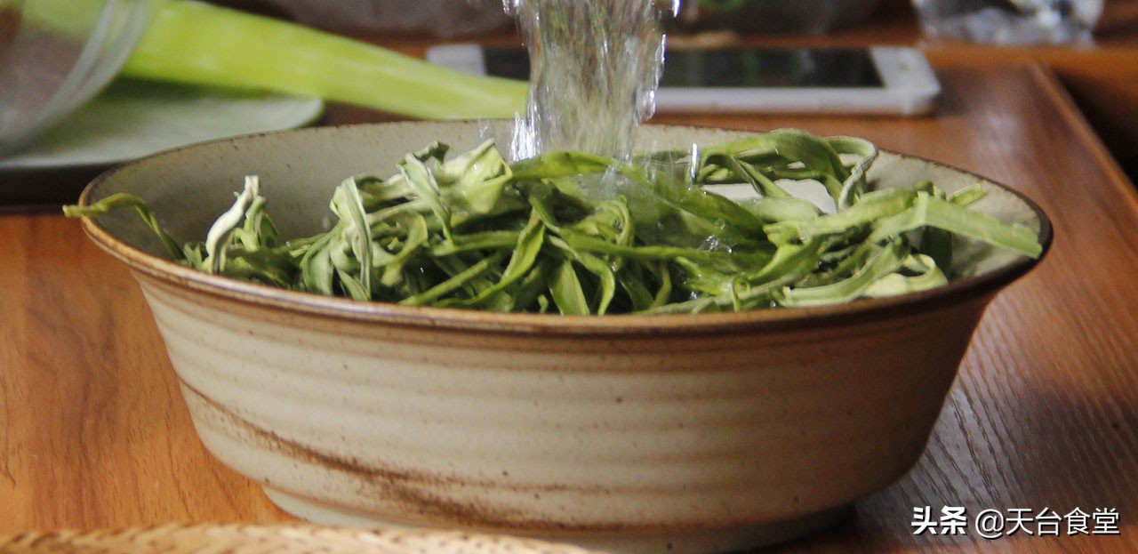 学会这道凉拌贡菜，我相信其它凉拌菜都不在话下了