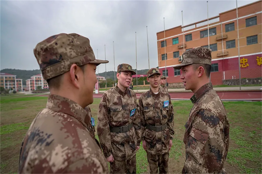 “老槐树”下这位狙击教头火了，颜值与实力同在！