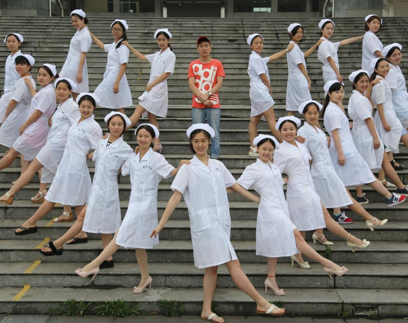 今年四川​第一封录取通知书到了，大学生的生活费层次表引争议