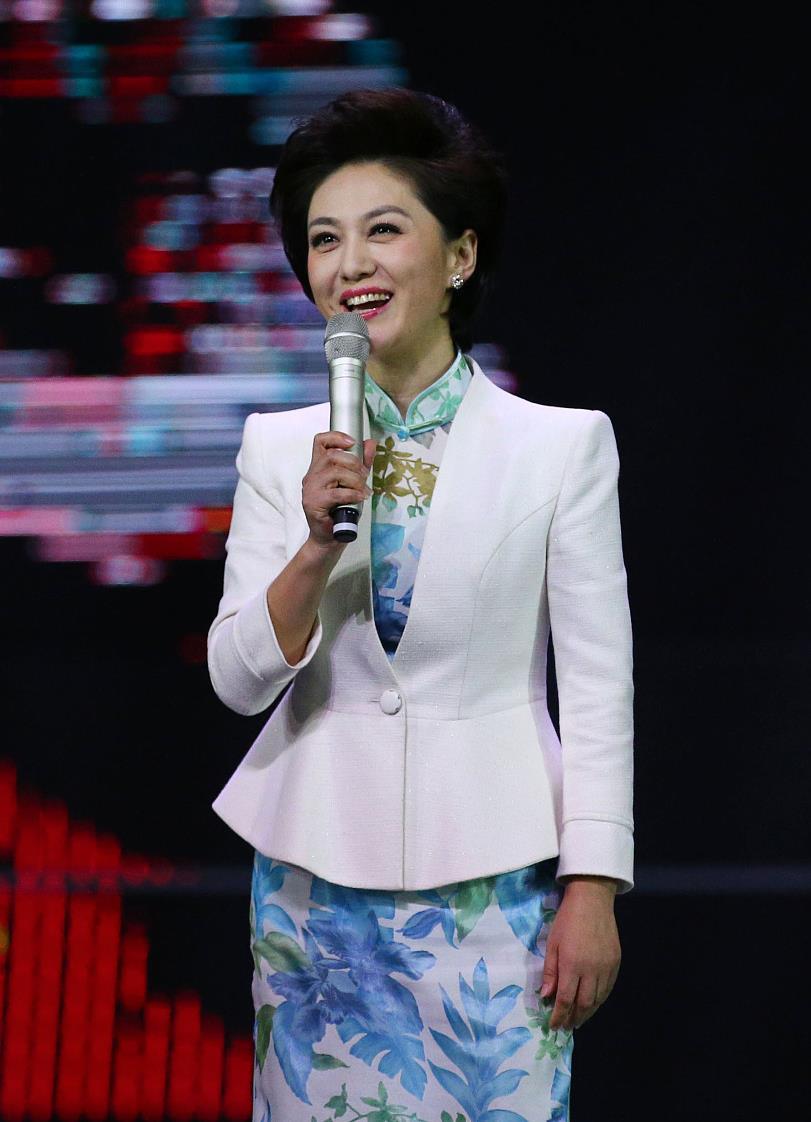"国民主播"海霞:21岁进央视,嫁清华教授,女儿已经20岁了