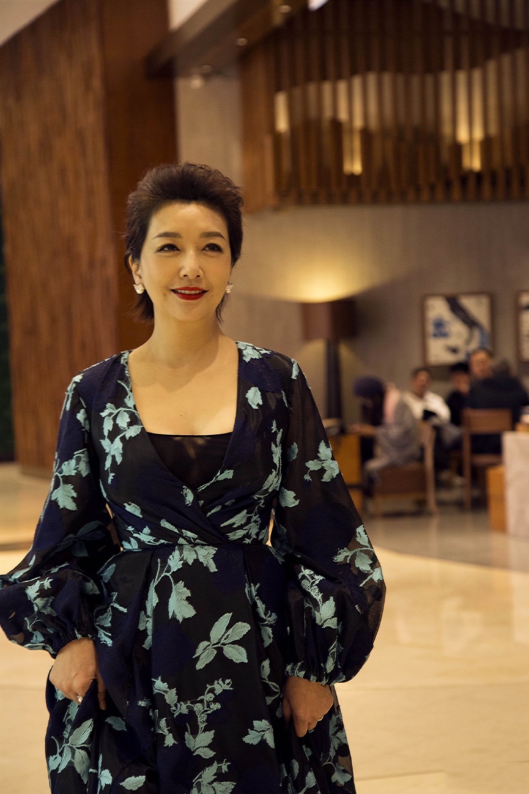 江珊真的是"时光美人",穿花苞印花裙明艳高贵,侧卧如沉睡女王